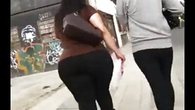 Две момичета забиват юмруци едно в друго близо до обектива порнобългарско