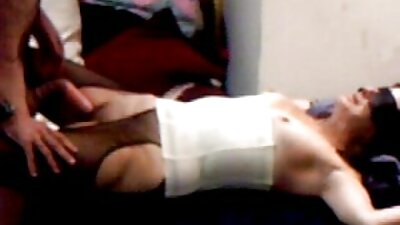 Две момичета с горещи balgarsko porno video тела са чукани здраво в извратена тройка