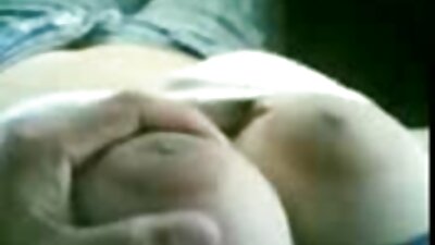 Гореща брюнетка, която има големи българско porno цици, се чука здраво на дивана
