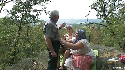Мръсница отваря устата българско порно с циганки и дупето си, за да получи голям петел