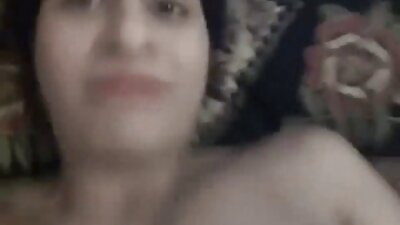 Една брюнетка прави хуй, вмъкнат в стегнатото си кръгло български порно клипове дупе на дивана