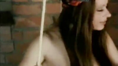 Гореща жена порно на български език с хубаво тяло качва мократа си путка на канапето