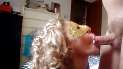 Блондинката е във ваната и взема секси гола вана пред камерата български порно
