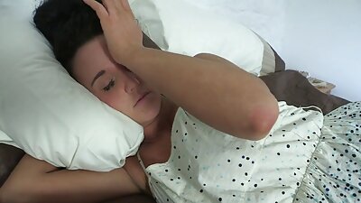 Миниатюрна аматьорска блондинка на име Елза, смучеща голям стълб за български секс видео месо